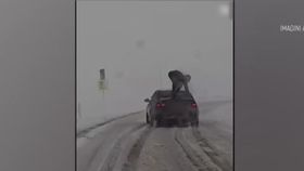 Scene incredibile în Vaslui! Un tânăr de 20 de ani s-a urcat pe portbagajul mașinii prietenului său, în timp ce vehiculul patina pe șosea